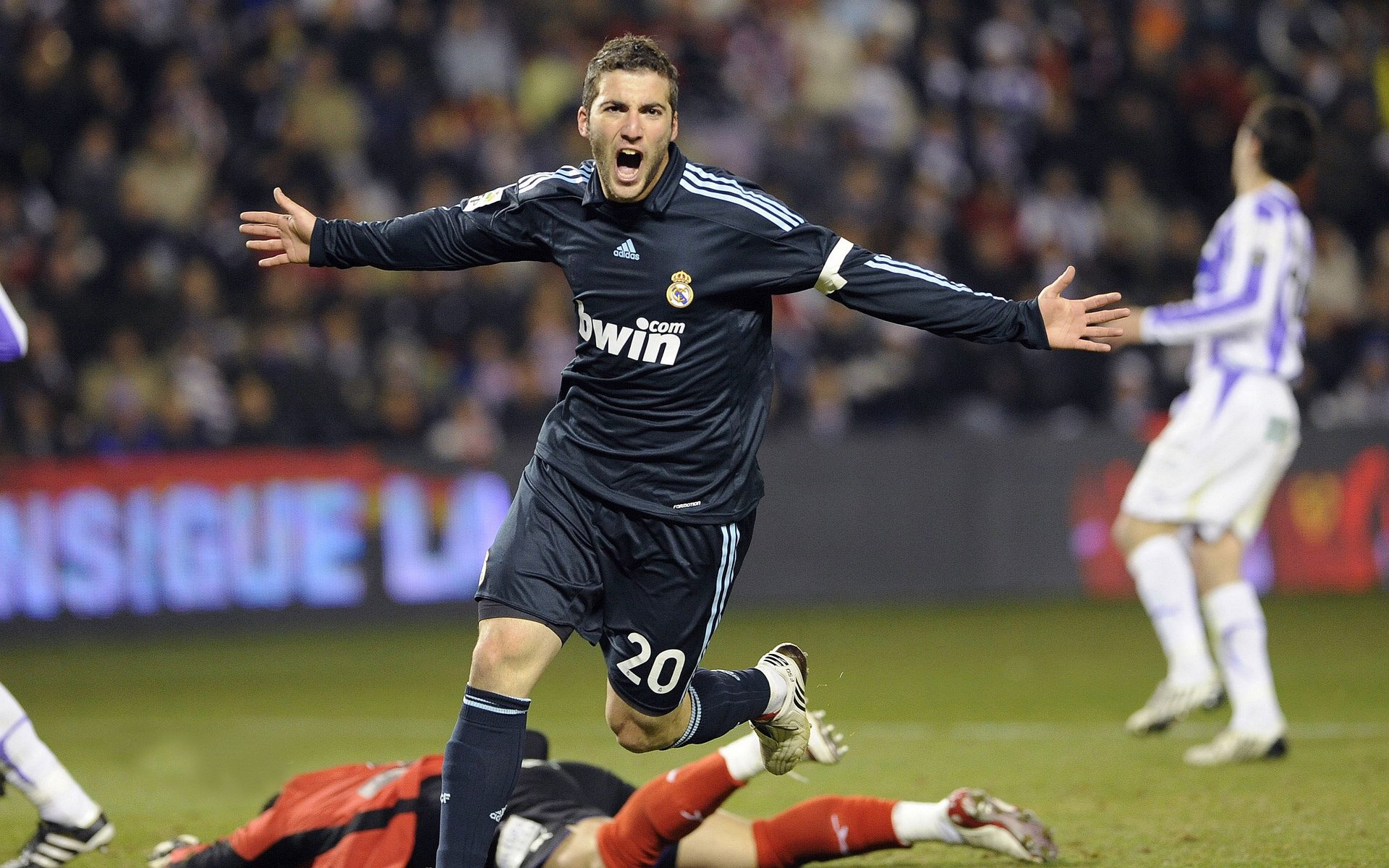 全民K歌跑步节 跑者在终点舞台接力献唱